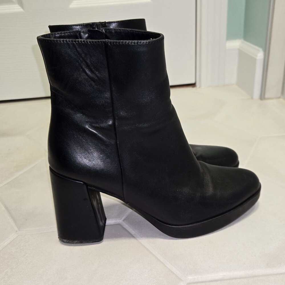 Naturalizer black leather heeled boots